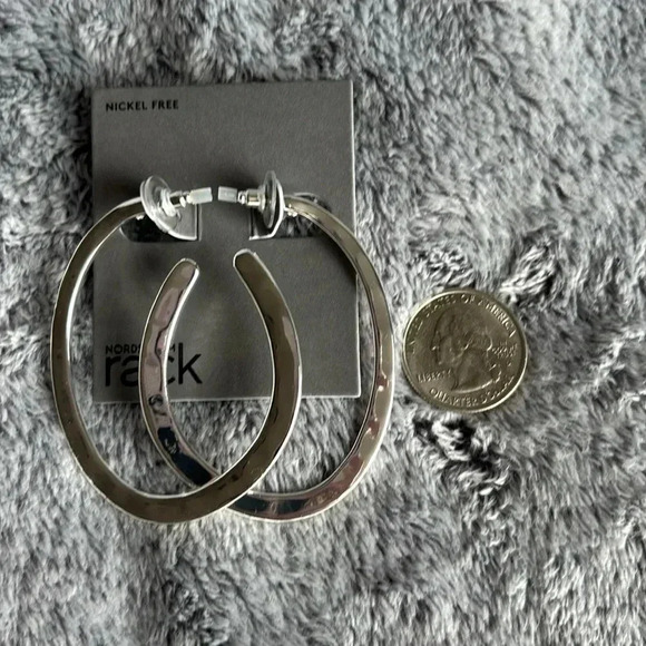 NORDSTROM RACK Hammered Oval Hoop Earrings in Silver NWT - Picture 6 of 7